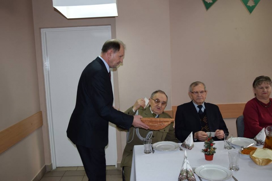 Spotkanie wigilijne kombatantów. Wzruszające przestawienie od maluchów dla seniorów