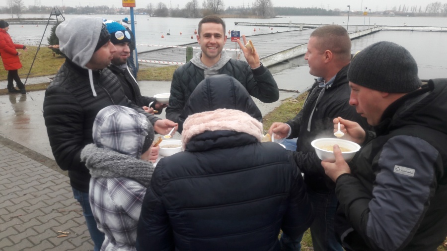 Mimo deszczu świetnie się bawili. Wiele rodzinnych atrakcji i kąpiel w lodowatej wodzie