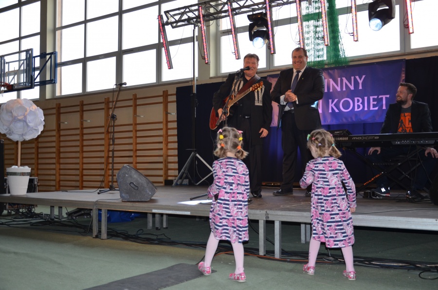 Nie liczyły godzin i lat. Kobiety z Wierzbinka świętowały z Andrzejem Rybińskim