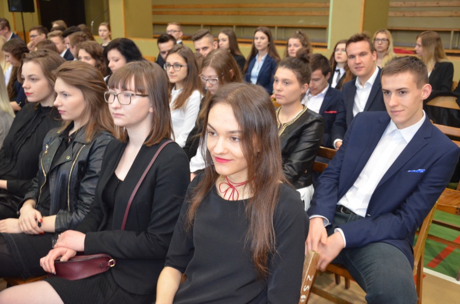 Maturzyści żegnają się ze szkołą. Przed nimi egzamin dojrzałości i cztery miesiące wakacji