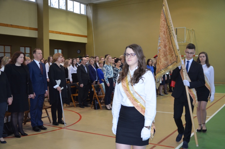 Maturzyści żegnają się ze szkołą. Przed nimi egzamin dojrzałości i cztery miesiące wakacji