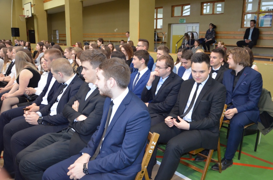 Maturzyści żegnają się ze szkołą. Przed nimi egzamin dojrzałości i cztery miesiące wakacji