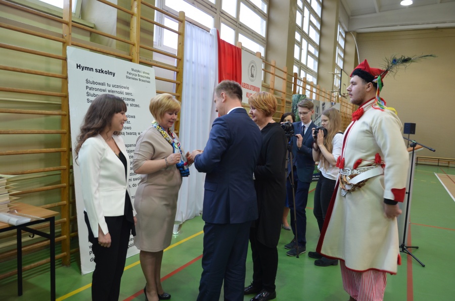 Maturzyści żegnają się ze szkołą. Przed nimi egzamin dojrzałości i cztery miesiące wakacji