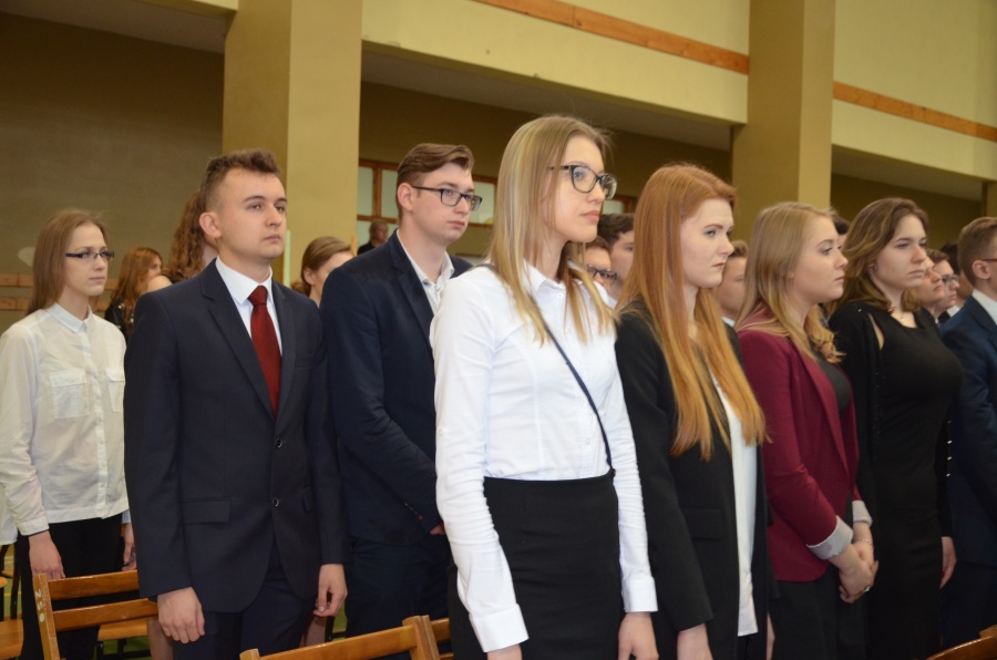 Maturzyści żegnają się ze szkołą. Przed nimi egzamin dojrzałości i cztery miesiące wakacji
