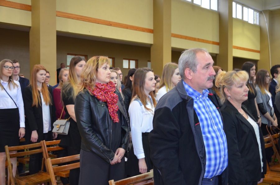 Maturzyści żegnają się ze szkołą. Przed nimi egzamin dojrzałości i cztery miesiące wakacji