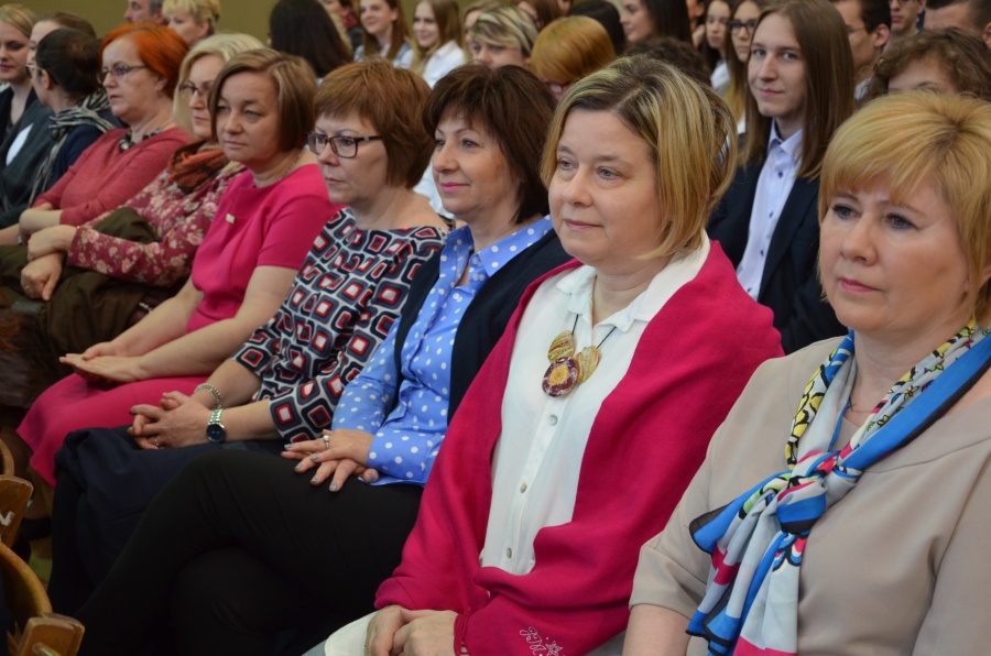 Maturzyści żegnają się ze szkołą. Przed nimi egzamin dojrzałości i cztery miesiące wakacji