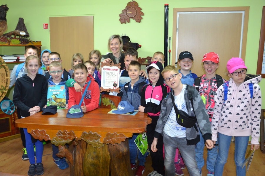 Trzecioklasiści z „trójki” w Dzień Dziecka zamiast festynów, wybrali wędrówkę po lesie