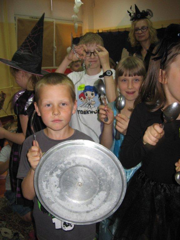Podczas Nocy Bibliotek w Filii „Siódemka” dzieci szukały ukrytego wśród książek ducha. Były usta potwora i miotła czarownicy