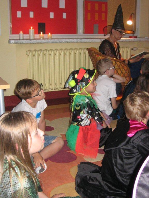 Podczas Nocy Bibliotek w Filii „Siódemka” dzieci szukały ukrytego wśród książek ducha. Były usta potwora i miotła czarownicy