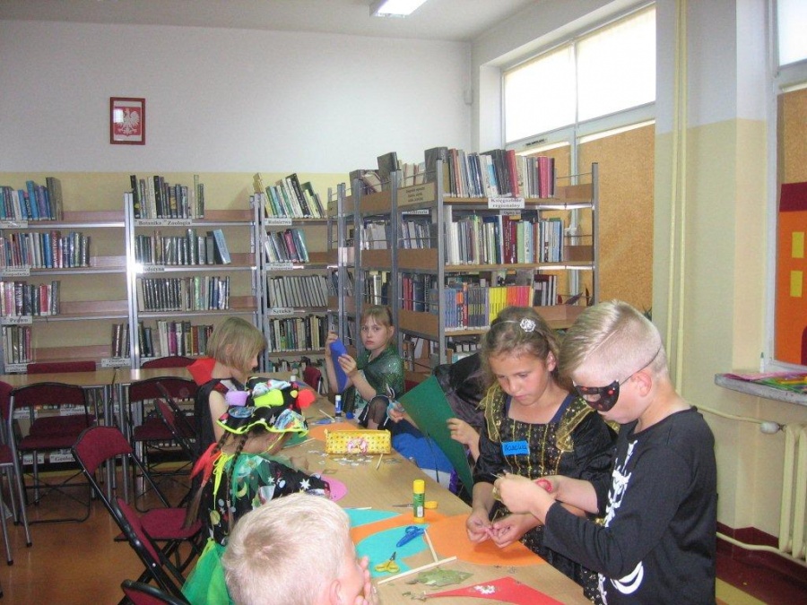 Podczas Nocy Bibliotek w Filii „Siódemka” dzieci szukały ukrytego wśród książek ducha. Były usta potwora i miotła czarownicy
