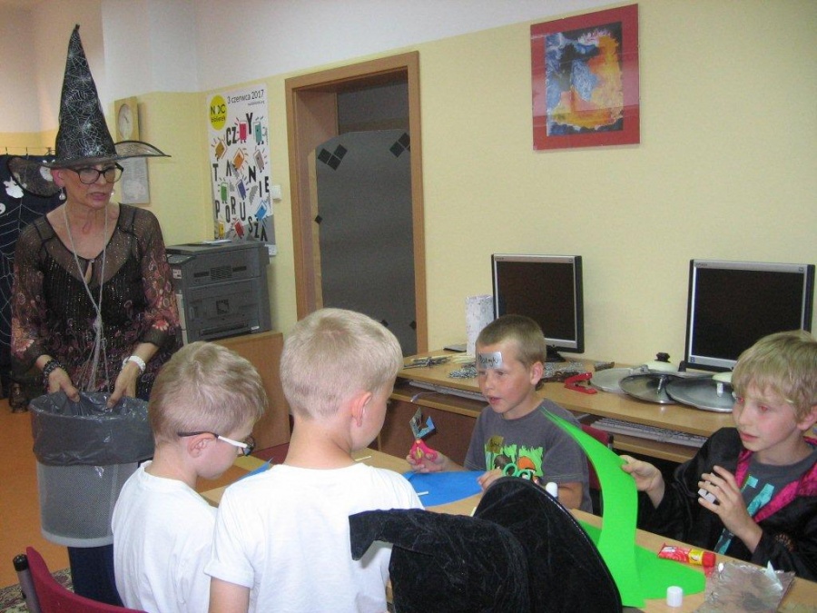 Podczas Nocy Bibliotek w Filii „Siódemka” dzieci szukały ukrytego wśród książek ducha. Były usta potwora i miotła czarownicy