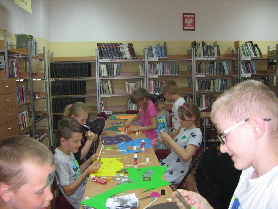 Podczas Nocy Bibliotek w Filii „Siódemka” dzieci szukały ukrytego wśród książek ducha. Były usta potwora i miotła czarownicy