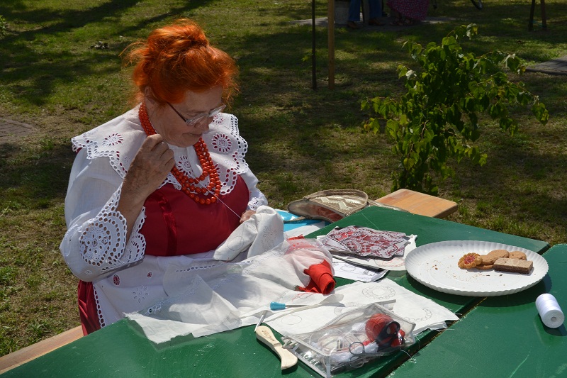 Lepią, śpiewają, haftują. Trwa Festiwal Kultury „W stronę tradycji”