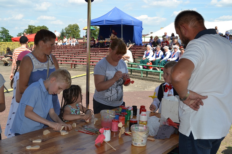 Lepią, śpiewają, haftują. Trwa Festiwal Kultury „W stronę tradycji”