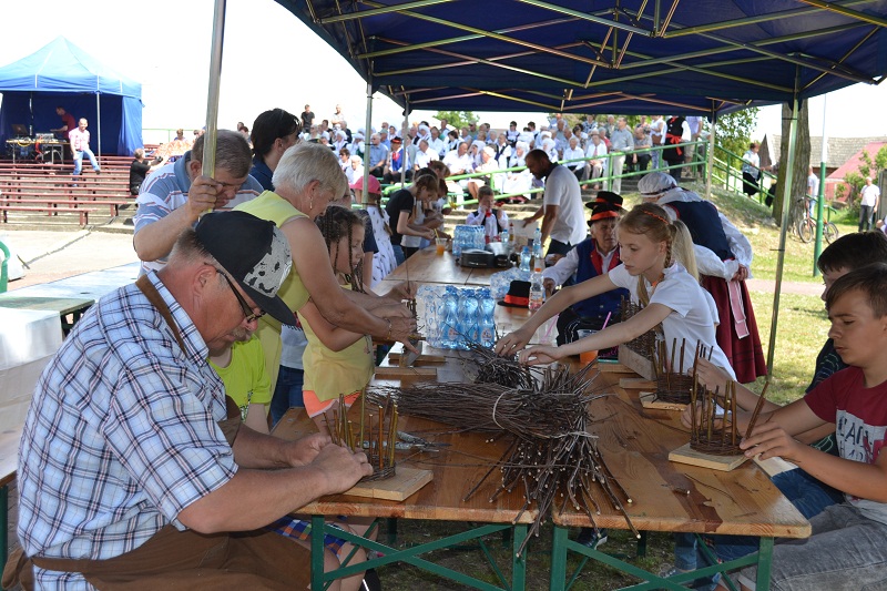 Lepią, śpiewają, haftują. Trwa Festiwal Kultury „W stronę tradycji”