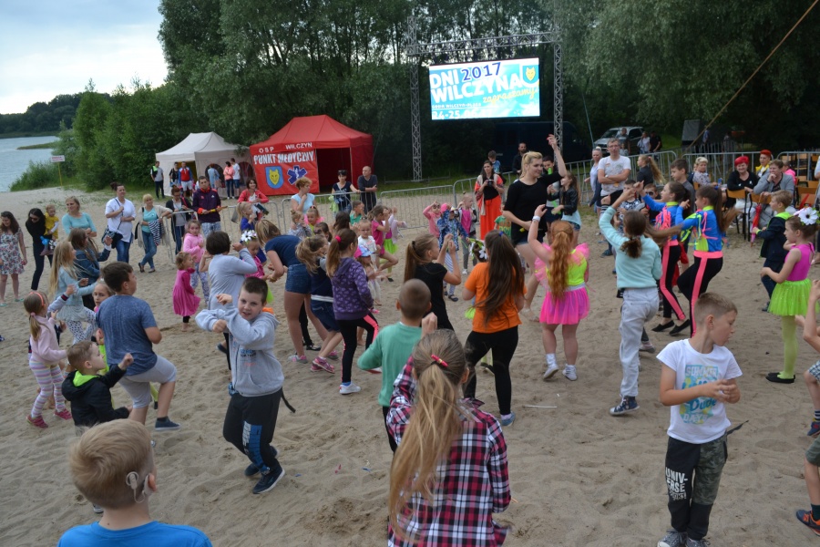 Dni Wilczyna ciąg dalszy. Na plaży zabawy dla dzieci, a później kabarety