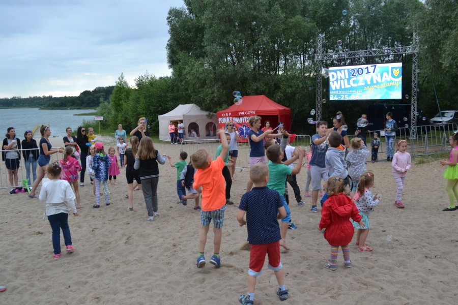 Dni Wilczyna ciąg dalszy. Na plaży zabawy dla dzieci, a później kabarety