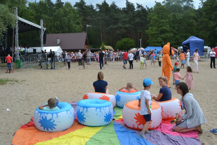 Dni Wilczyna ciąg dalszy. Na plaży zabawy dla dzieci, a później kabarety