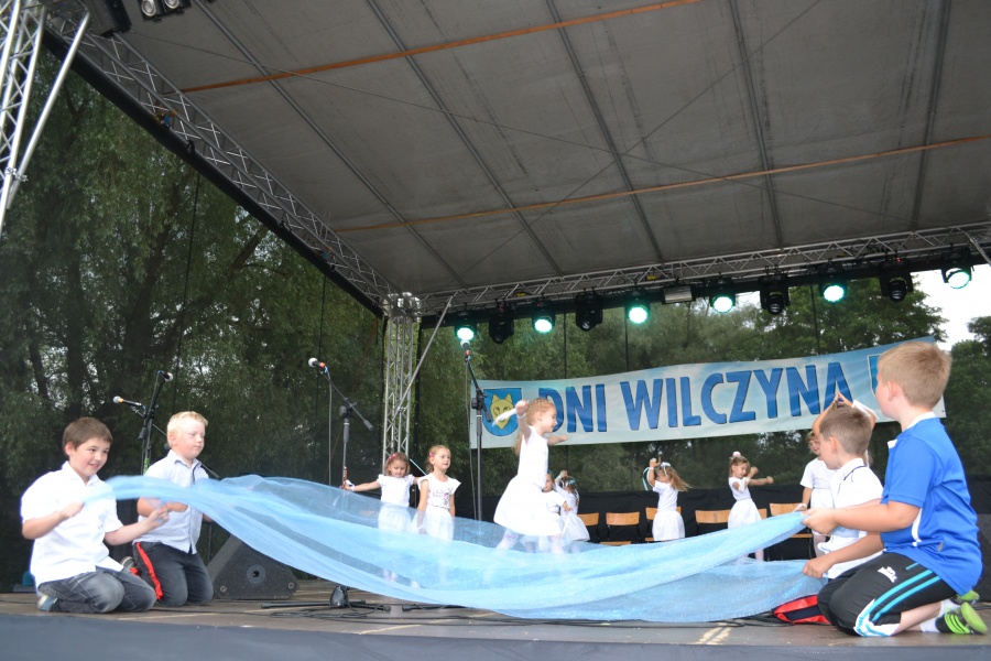 Dni Wilczyna ciąg dalszy. Na plaży zabawy dla dzieci, a później kabarety