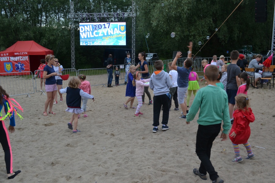 Dni Wilczyna ciąg dalszy. Na plaży zabawy dla dzieci, a później kabarety