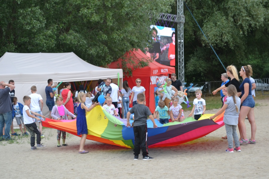 Dni Wilczyna ciąg dalszy. Na plaży zabawy dla dzieci, a później kabarety