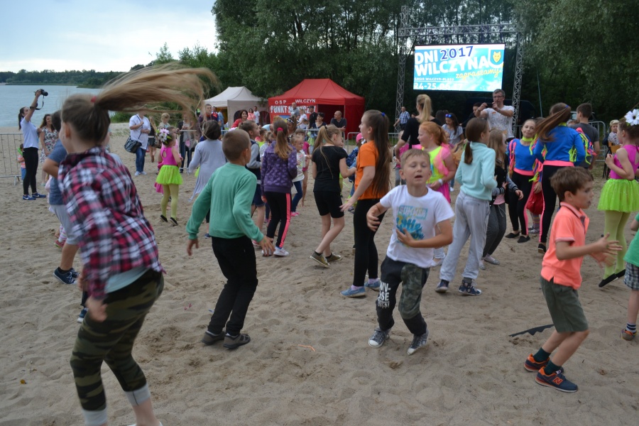 Dni Wilczyna ciąg dalszy. Na plaży zabawy dla dzieci, a później kabarety