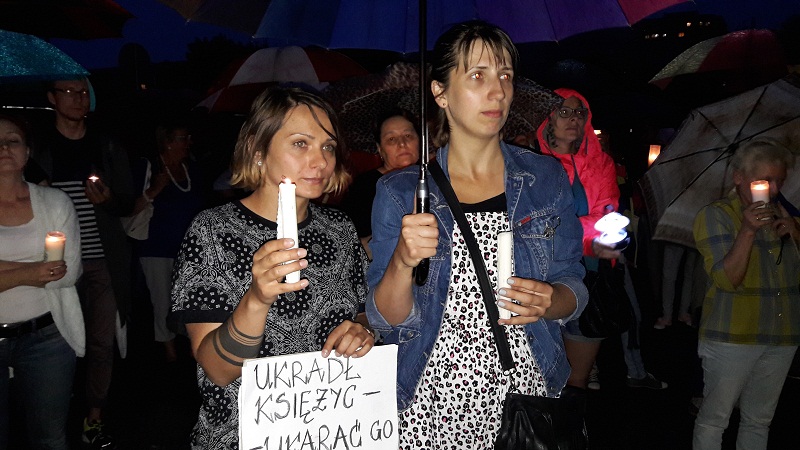 Przed sądem dziękowali prezydentowi za veto. Czekamy na trzecie! - mówili