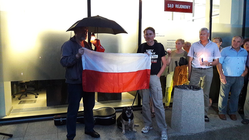Przed sądem dziękowali prezydentowi za veto. Czekamy na trzecie! - mówili