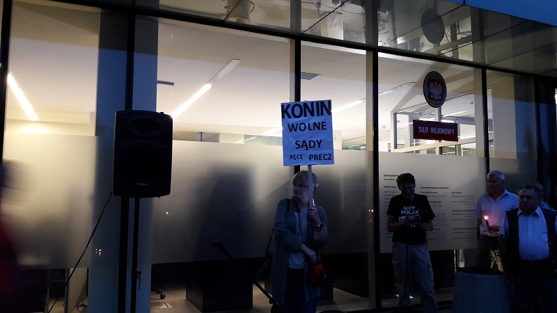 Przed sądem dziękowali prezydentowi za veto. Czekamy na trzecie! - mówili