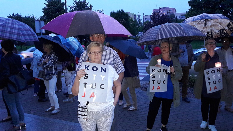 Przed sądem dziękowali prezydentowi za veto. Czekamy na trzecie! - mówili