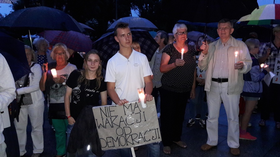 Przed sądem dziękowali prezydentowi za veto. Czekamy na trzecie! - mówili
