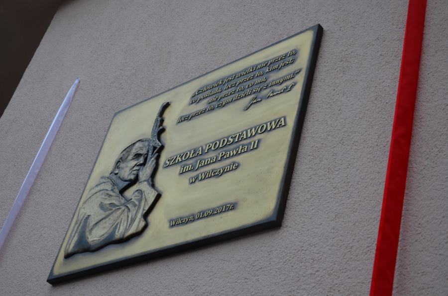 Szkoła imienia Jana Pawła II to brzmi dumnie. Ośmioklasowa podstawówka ma nowego patrona