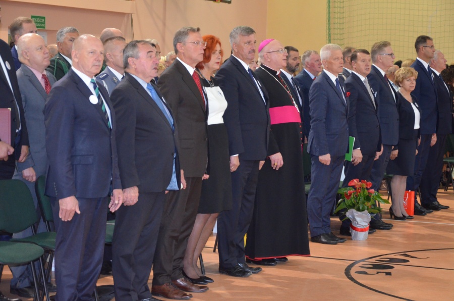 Szkoła imienia Jana Pawła II to brzmi dumnie. Ośmioklasowa podstawówka ma nowego patrona