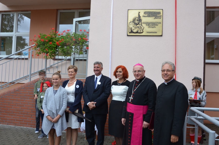 Szkoła imienia Jana Pawła II to brzmi dumnie. Ośmioklasowa podstawówka ma nowego patrona