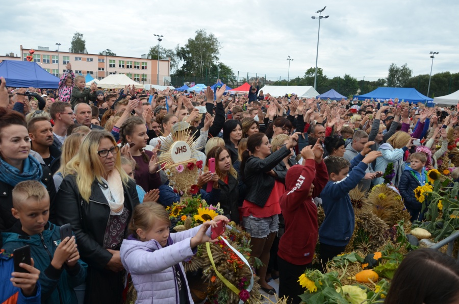 Tłumy na dożynkach. Z okazji rolniczego święta zaśpiewał Zenon Martyniuk
