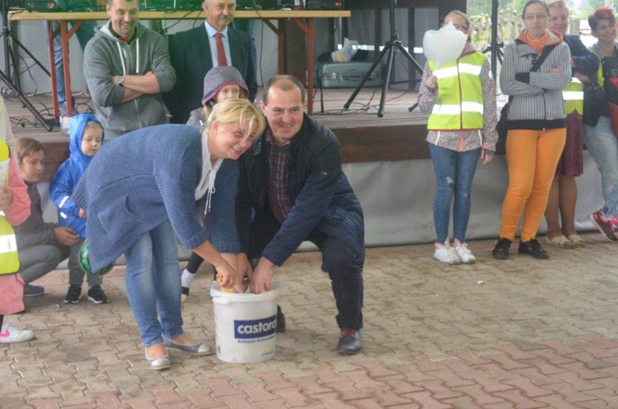 Deszcz im niestraszny. Rowerzyści przejechali 25 kilometrów, by dotrzeć na święto pieczonego ziemniaka