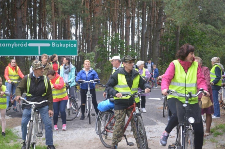 Deszcz im niestraszny. Rowerzyści przejechali 25 kilometrów, by dotrzeć na święto pieczonego ziemniaka