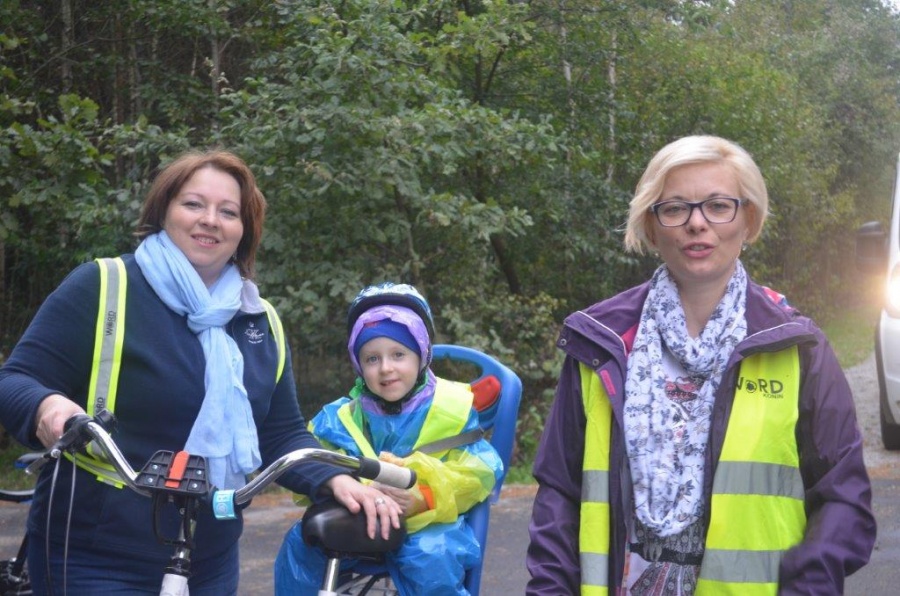 Deszcz im niestraszny. Rowerzyści przejechali 25 kilometrów, by dotrzeć na święto pieczonego ziemniaka