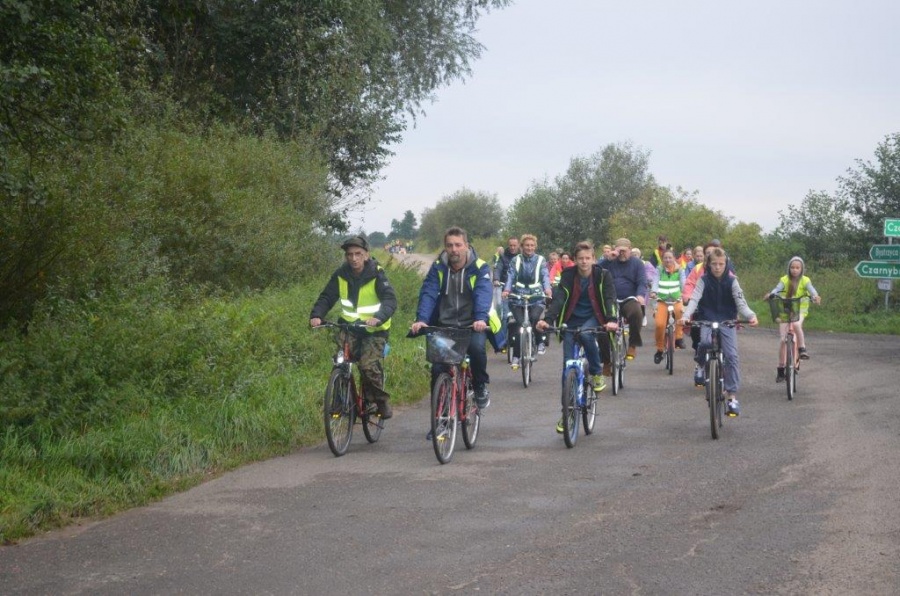 Deszcz im niestraszny. Rowerzyści przejechali 25 kilometrów, by dotrzeć na święto pieczonego ziemniaka