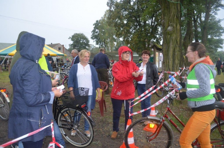 Deszcz im niestraszny. Rowerzyści przejechali 25 kilometrów, by dotrzeć na święto pieczonego ziemniaka
