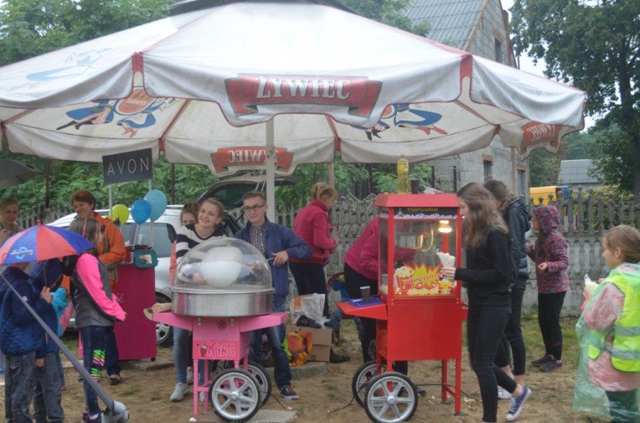 Deszcz im niestraszny. Rowerzyści przejechali 25 kilometrów, by dotrzeć na święto pieczonego ziemniaka