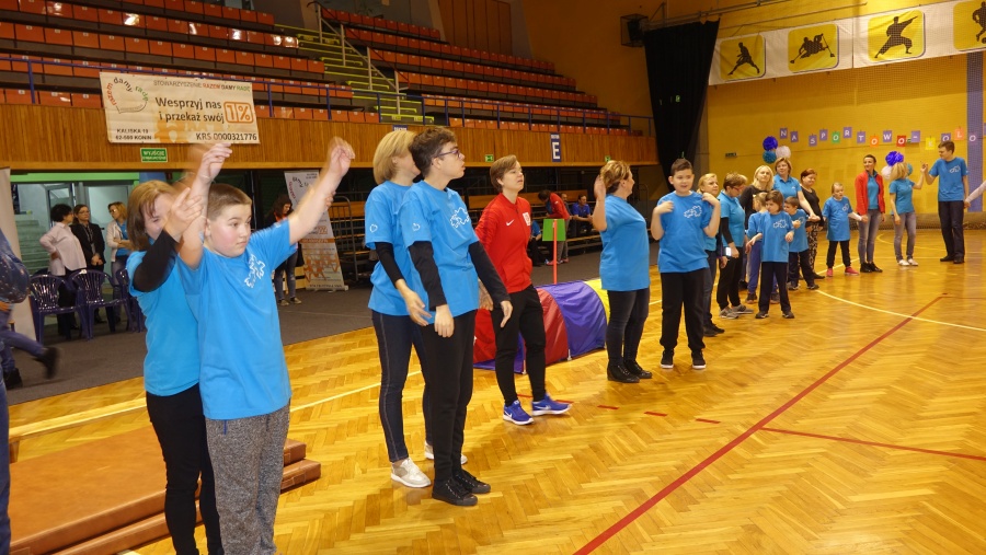 Biegali z tacą i toczyli wielką piłkę. Uczniowie z autyzmem wystartowali w zawodach
