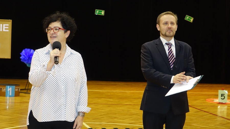 Biegali z tacą i toczyli wielką piłkę. Uczniowie z autyzmem wystartowali w zawodach