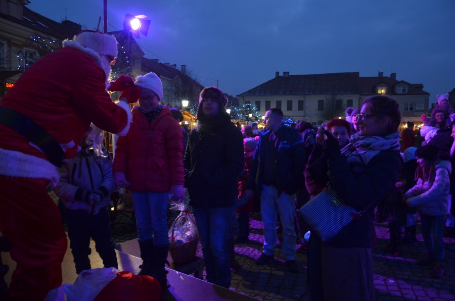 Kolęda na Wysokości. Plac Wolności zamienił się w kiermasz, w ratuszu powstają ozdoby choinkowe