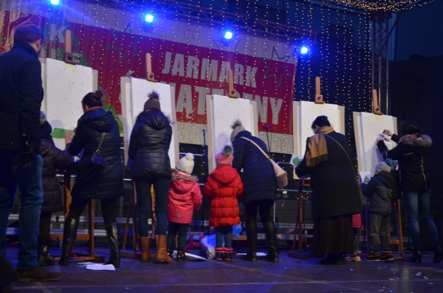 Kolęda na Wysokości. Plac Wolności zamienił się w kiermasz, w ratuszu powstają ozdoby choinkowe
