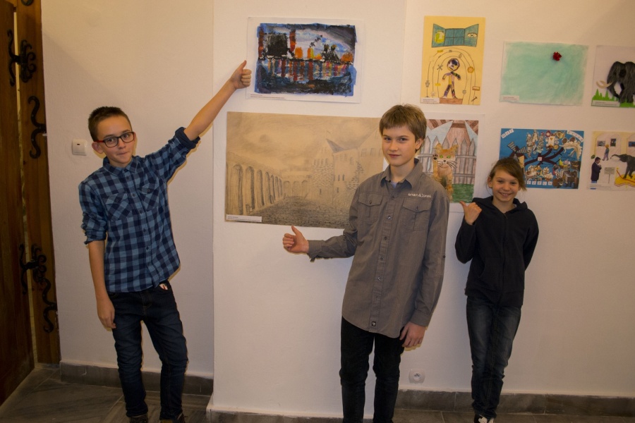 Słoń leśny z butelki i indiańskie pióropusze. „Moje Spotkanie z Muzeum” na kartce i w przestrzeni