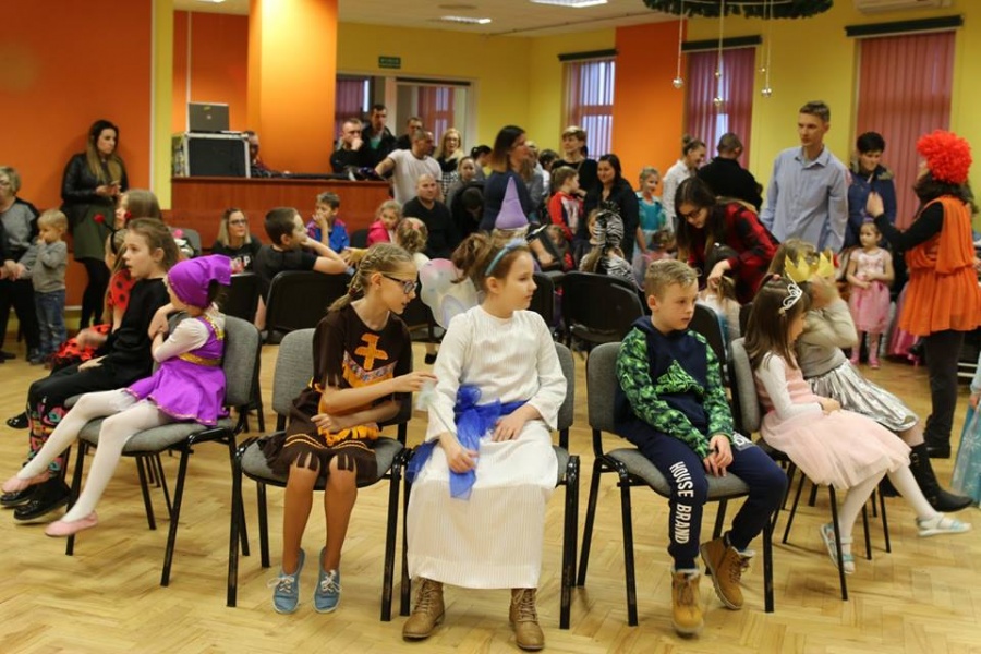 W GOK-u tańczyły księżniczki, policjanci i biedronki