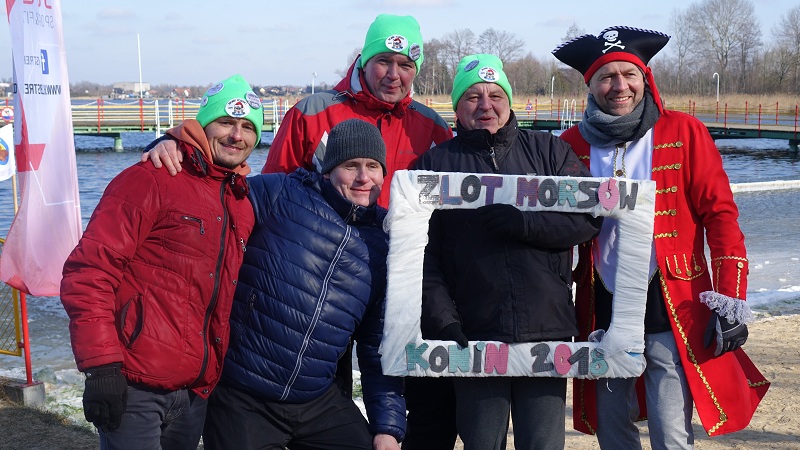 Drugi Zlot Morsów w Gosławicach. Ponad 200 osób kąpało się w jeziorze