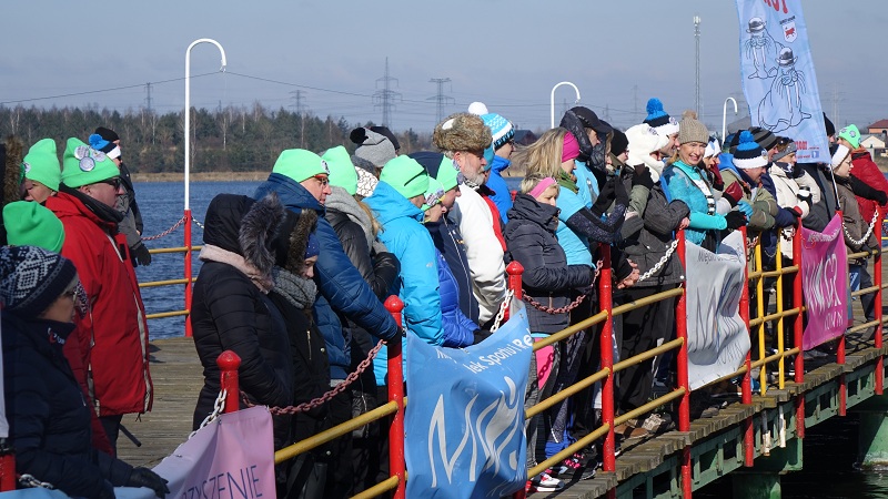 Drugi Zlot Morsów w Gosławicach. Ponad 200 osób kąpało się w jeziorze