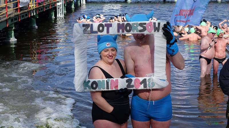 Drugi Zlot Morsów w Gosławicach. Ponad 200 osób kąpało się w jeziorze